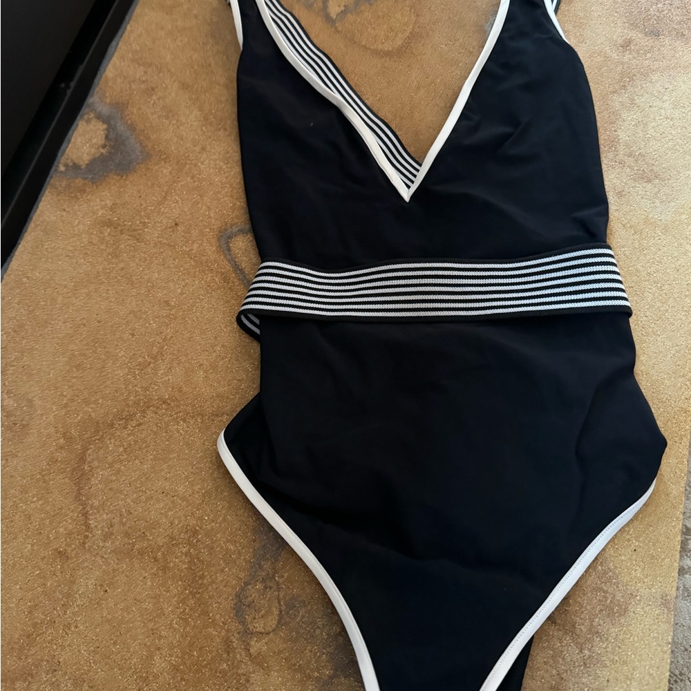 DVF classic color black and white one piece swimsuit